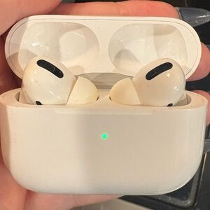 Apple White Wireless Earbuds with Charging Case